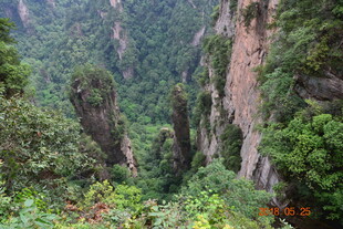 奇峰林立的壮美山间景色