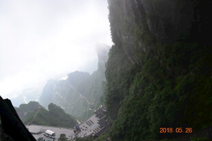 云雾缭绕的险峻山间景象