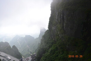 云雾缭绕的险峻山峰