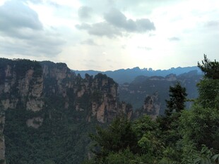 壮丽山景 云雾缭绕的奇峰
