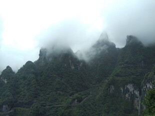 云雾缭绕的壮美山峦