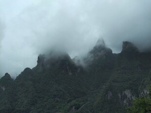 云雾缭绕的壮丽山峰