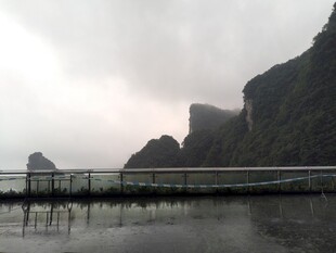 云雾缭绕的山水栈道