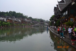 古镇河畔游人漫步