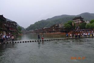 湘西河畔游客漫步水上步道