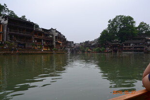 泛舟水乡古镇河道