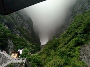 山间云雾缭绕的壮美景色