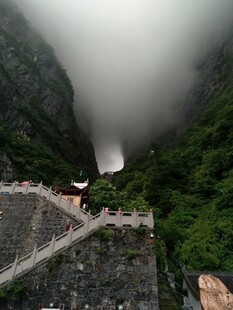 云雾缭绕的山间栈道景观