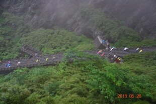 山间栈道上的徒步人群