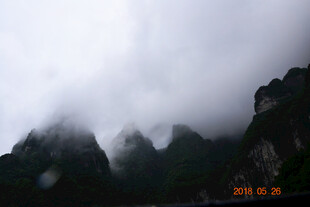 云雾缭绕的山峦美景