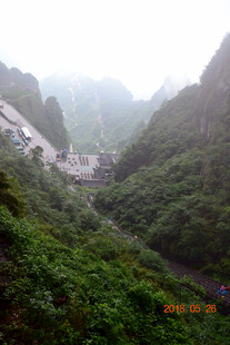 山间绿意环绕的村落