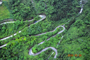 蜿蜒山间公路俯瞰美景