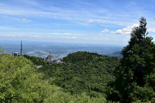 山巅远眺绿意与蓝天美景