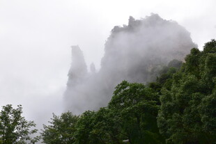 云雾缭绕的峻峭山峰