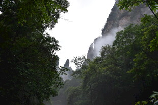 山林间的巍峨峭壁