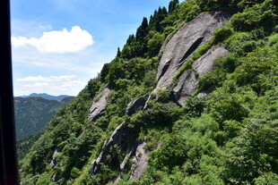 青山翠谷间的嶙峋山石