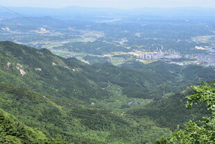俯瞰青山绿野壮丽风光