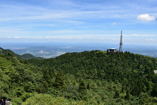 山峦葱郁间的高耸电视塔