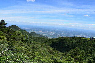 青山绿野间的壮阔山景