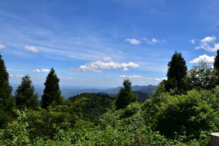 山林间的开阔蓝天美景