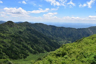 青山绿野间的壮阔山景
