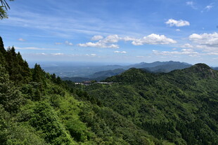 青山绿野间的壮阔天际线