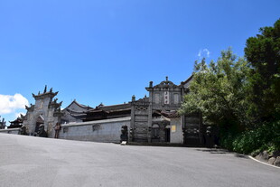 古老建筑前的开阔道路