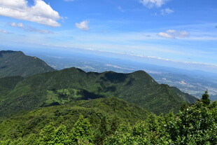 山峦叠翠的壮阔自然景观