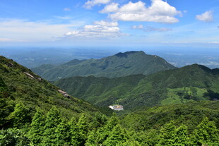 青山绿野间的壮阔山景