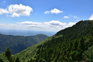 青山葱郁间的壮阔蓝天
