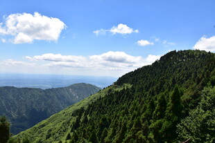 青山蓝天间的秀丽山景