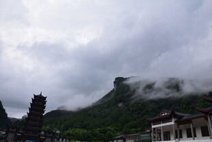 云雾缭绕的山间古建筑