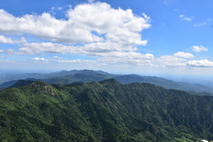 青山蓝天间的壮美山峦
