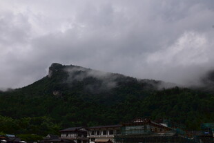 云雾缭绕的山间村落
