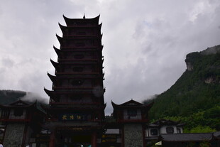 古朴塔楼屹立山间