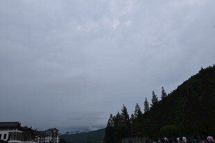 山间云雾缭绕的静谧景致