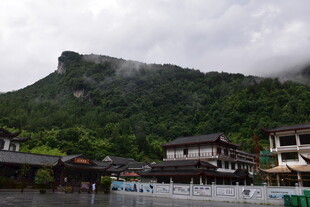 山间村落 云雾缭绕之景