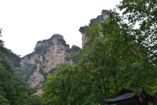 山林间的壮丽奇峰