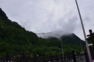 山间云雾缭绕的秀丽景致
