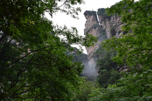 山林间的巍峨峭壁