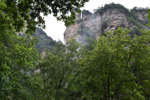 山林间的奇峰异景