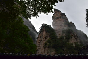 奇峰耸立的壮丽山景
