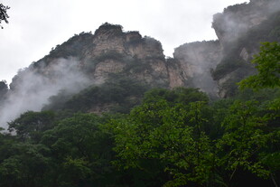云雾缭绕的壮丽山峰