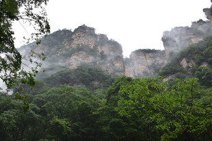 云雾缭绕的壮美山峦