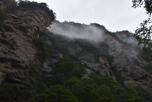 云雾缭绕的险峻山峰