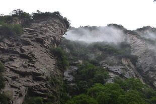 云雾缭绕的险峻山峰