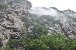 云雾缭绕的险峻山峦