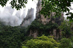 云雾缭绕的壮丽山峰景观