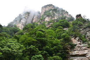 青山峻岭间的绿意风光