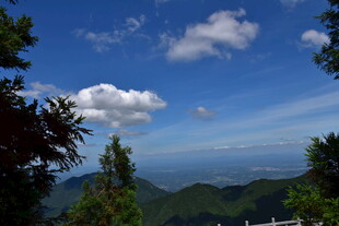 青山蓝天间的秀丽景致